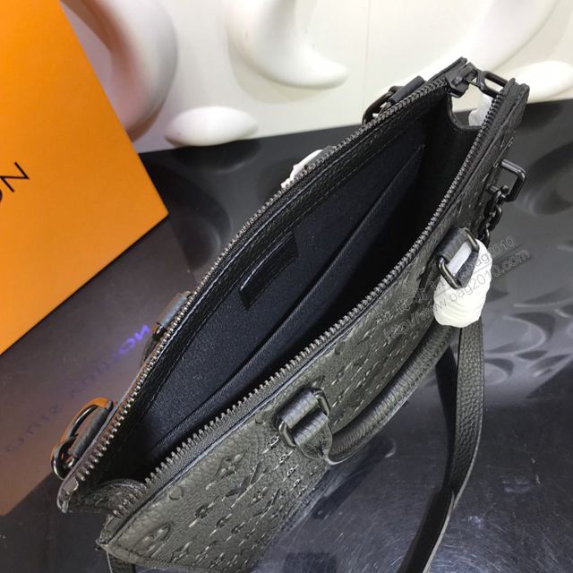 LV包 LV男包 M44476黑色牛皮 Runway bags 2020ss men’s走秀款 經典荔枝紋牛皮 LV手拎斜背包  ydh3246